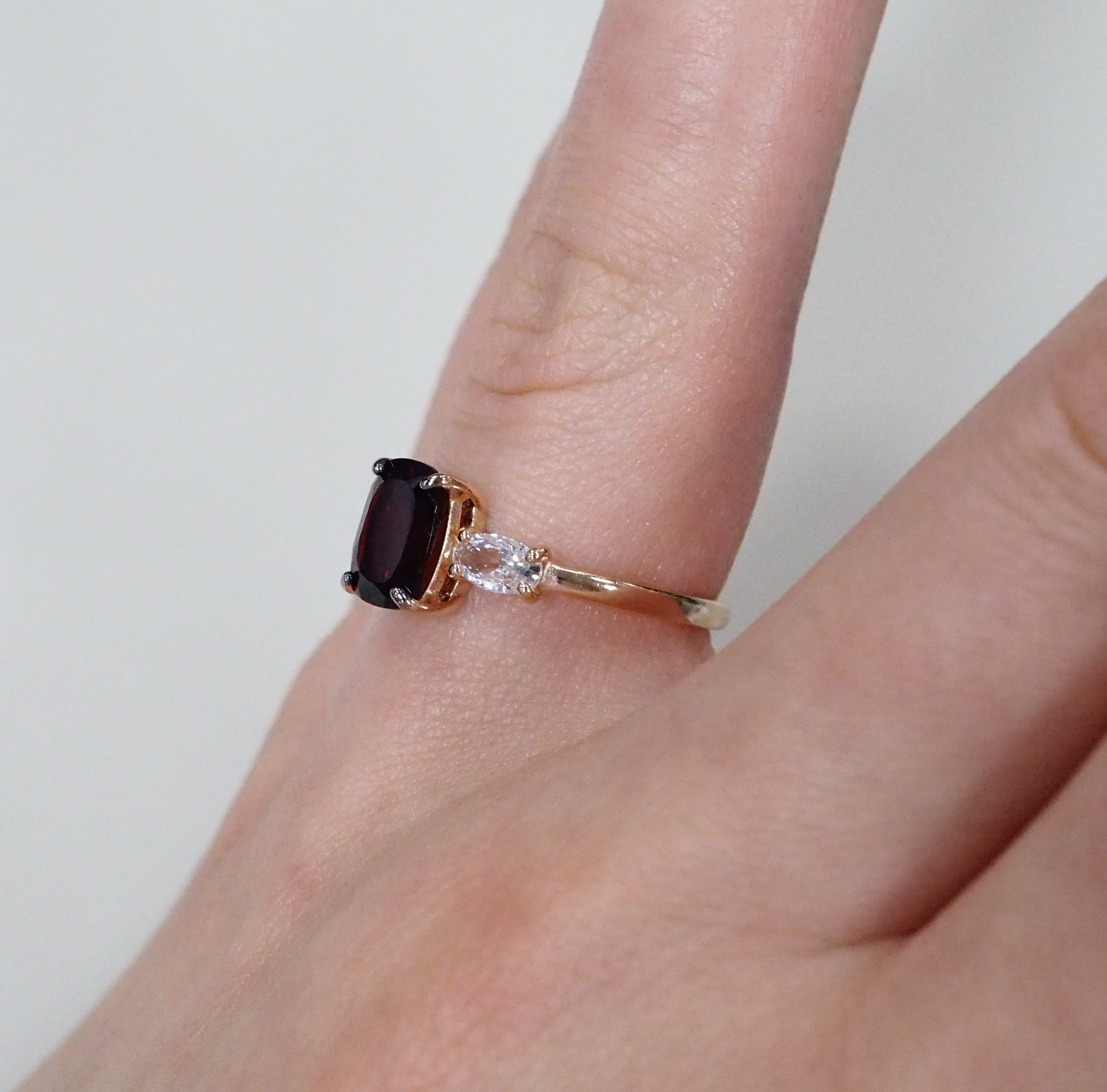 Серебряное кольцо с гранатом